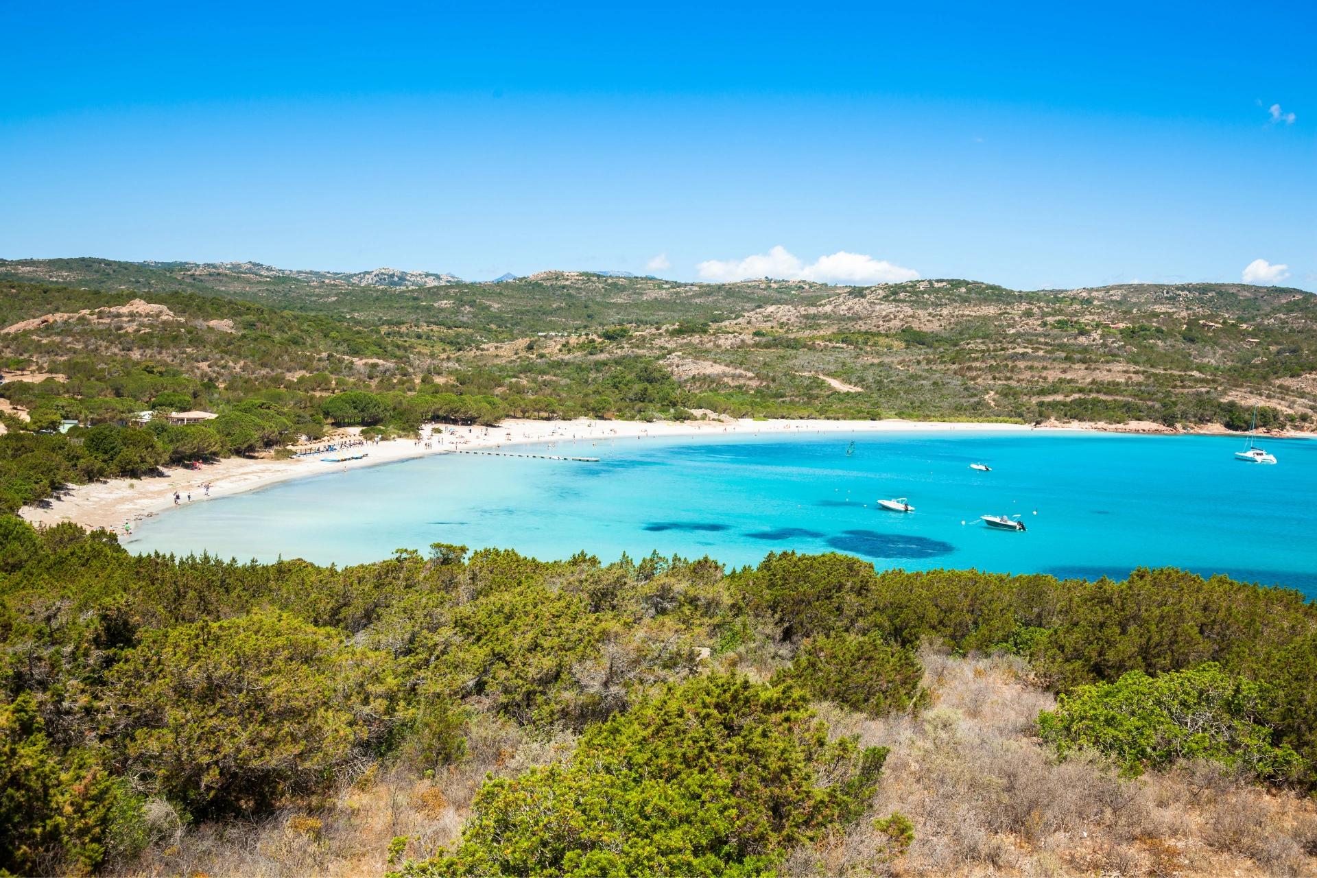 La baie de Santa Giulia aux pieds de votre location de vacances à Porto-Vecchio