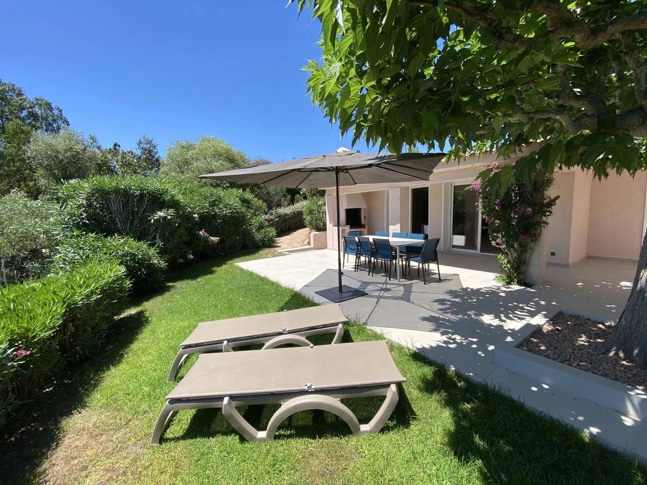 terrasse avec transats dans notre villa à louer à Santa Giulia