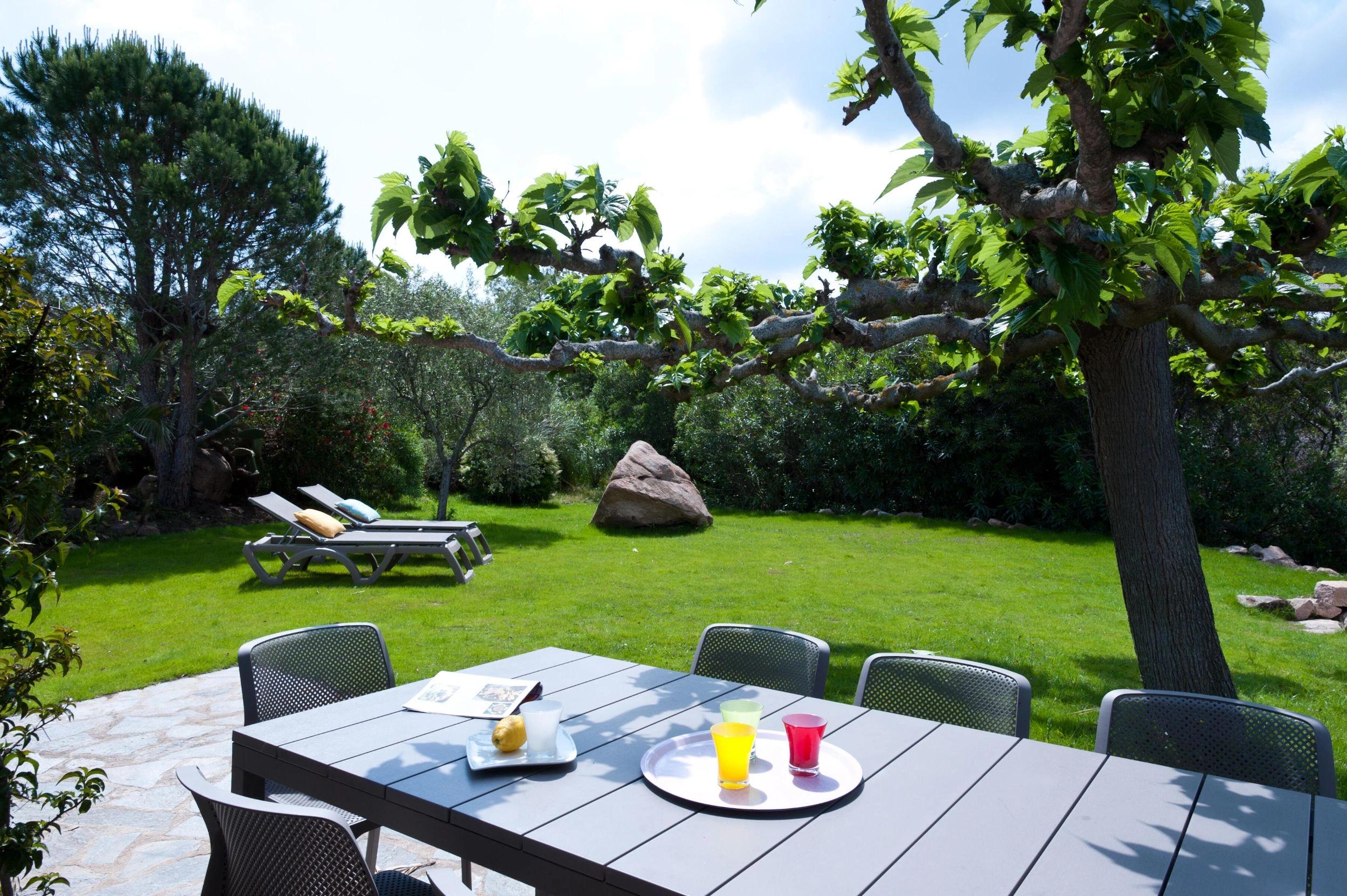 Grand jardin privée dans maison de vacances 4 chambres à Santa Giulia