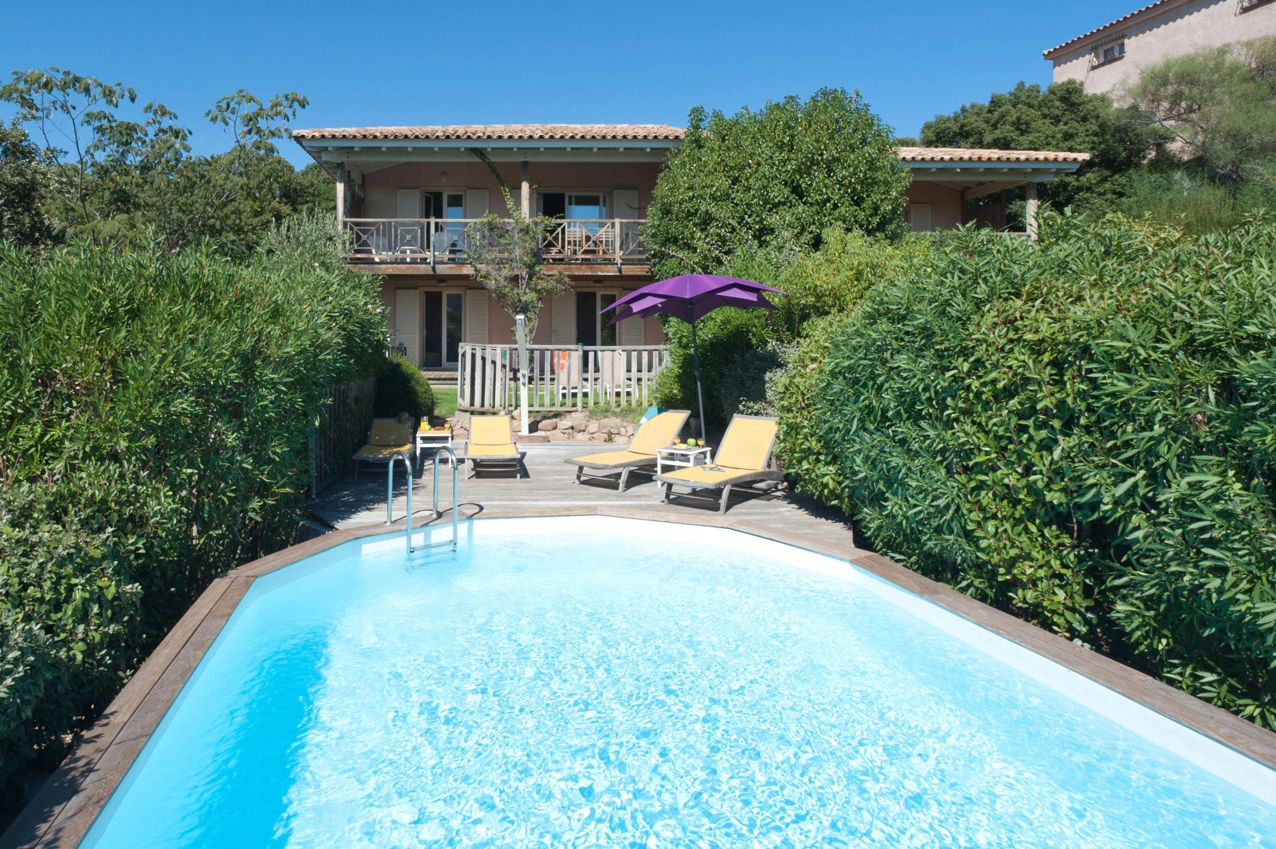 Piscine privée dans grande maison en location à Santa Giulia