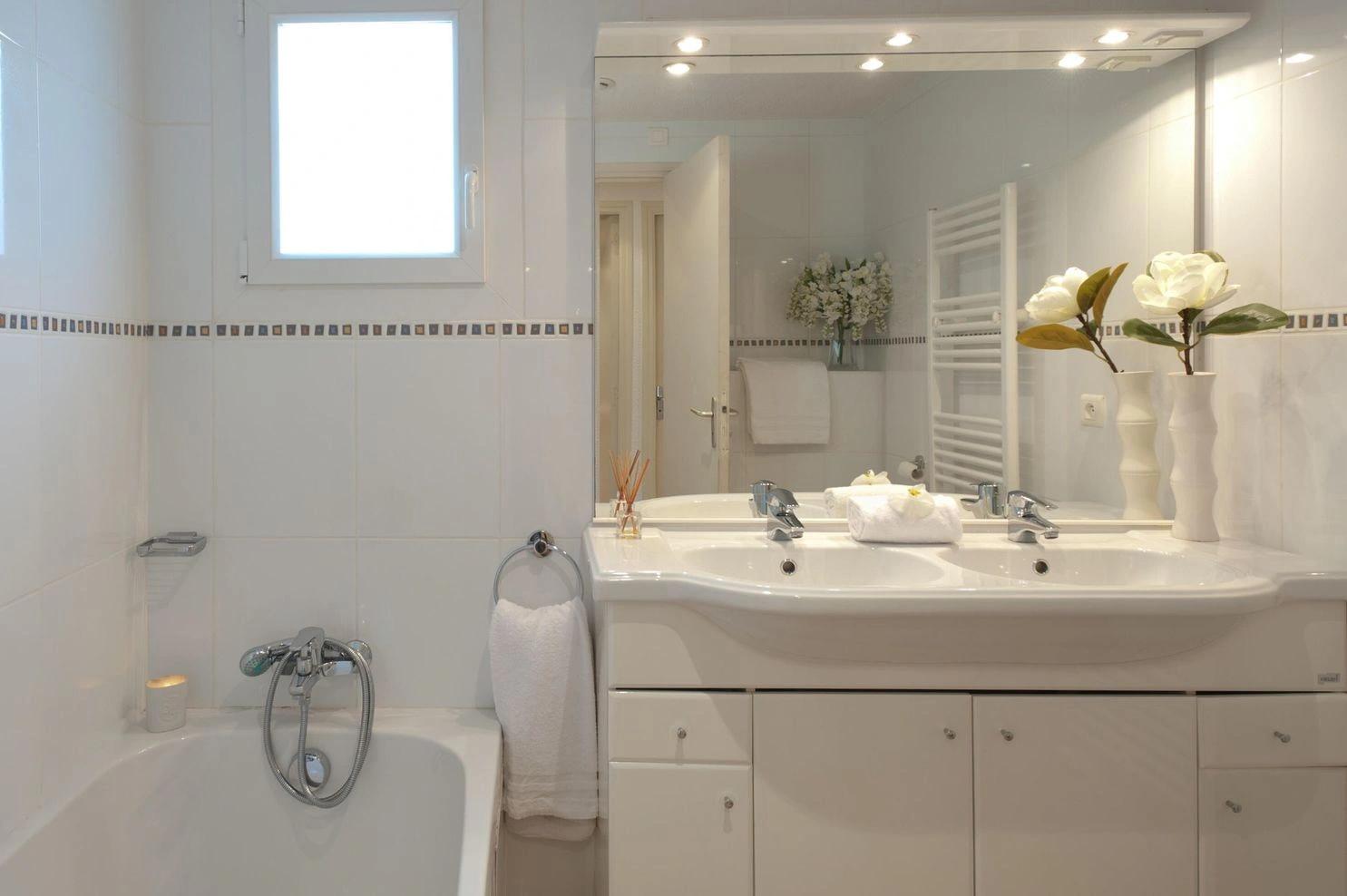 salle de bain spacieuse dans nos grandes maisons à louer à Porto-Vecchio
