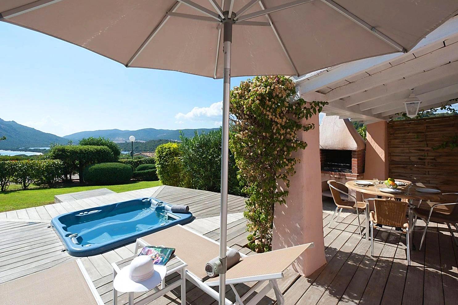 terrasse en teck et jacuzzi dans nos villas spa à Santa Giulia