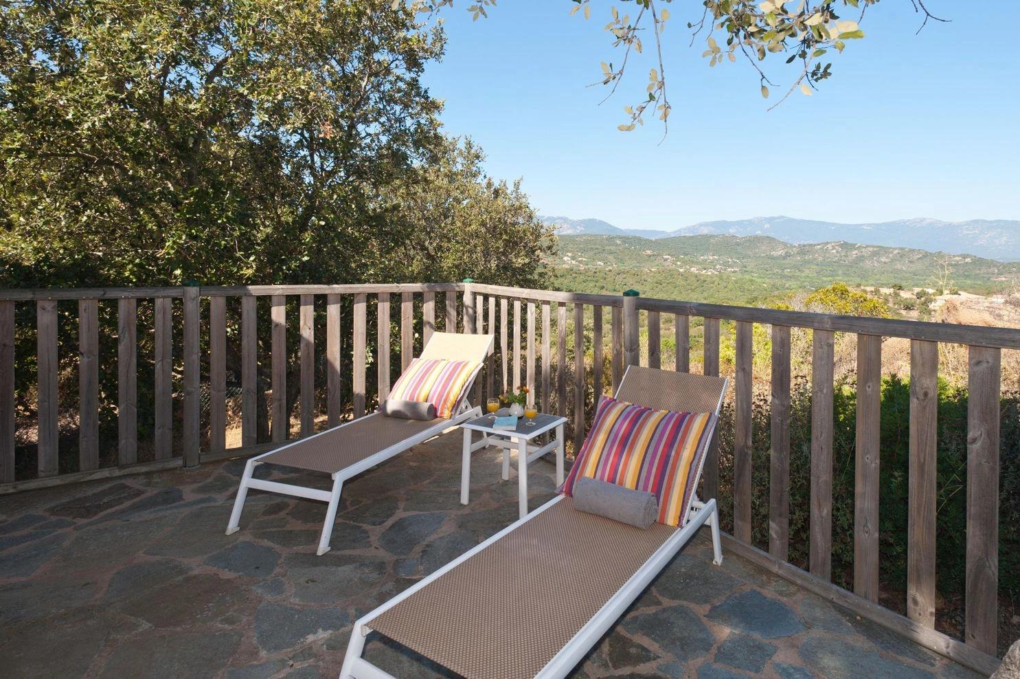 Grande terrasse vue mer dans nos appartements à louer à Santa Giulia