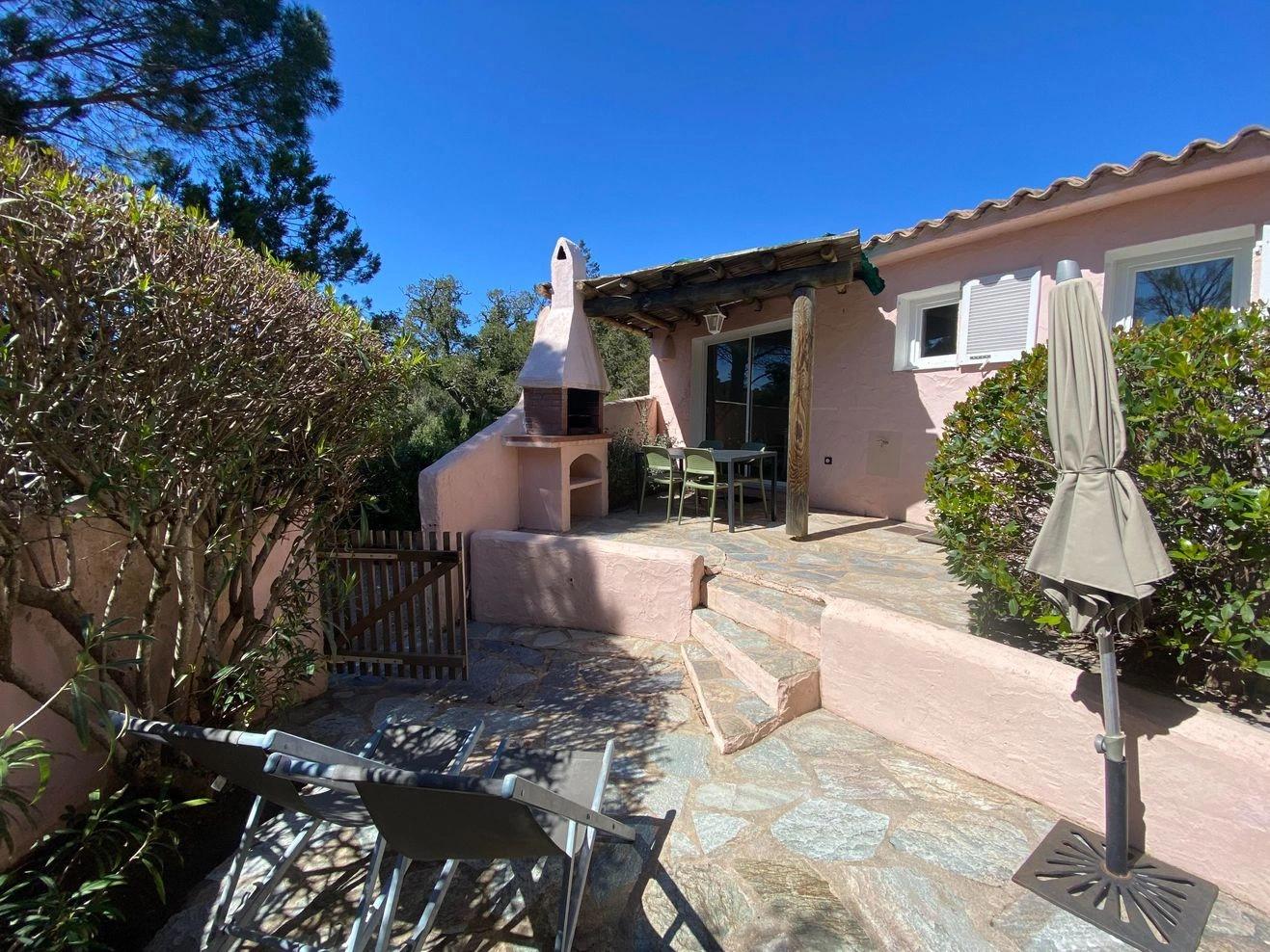 Villa supérieure avec terrasse ombragée à louer à Santa Giulia