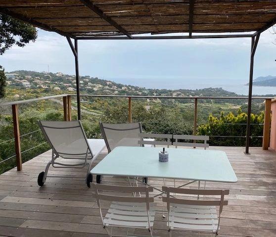 Grande terrasse vue mer dans notre villa supérieure avec vue mer à Santa Giulia