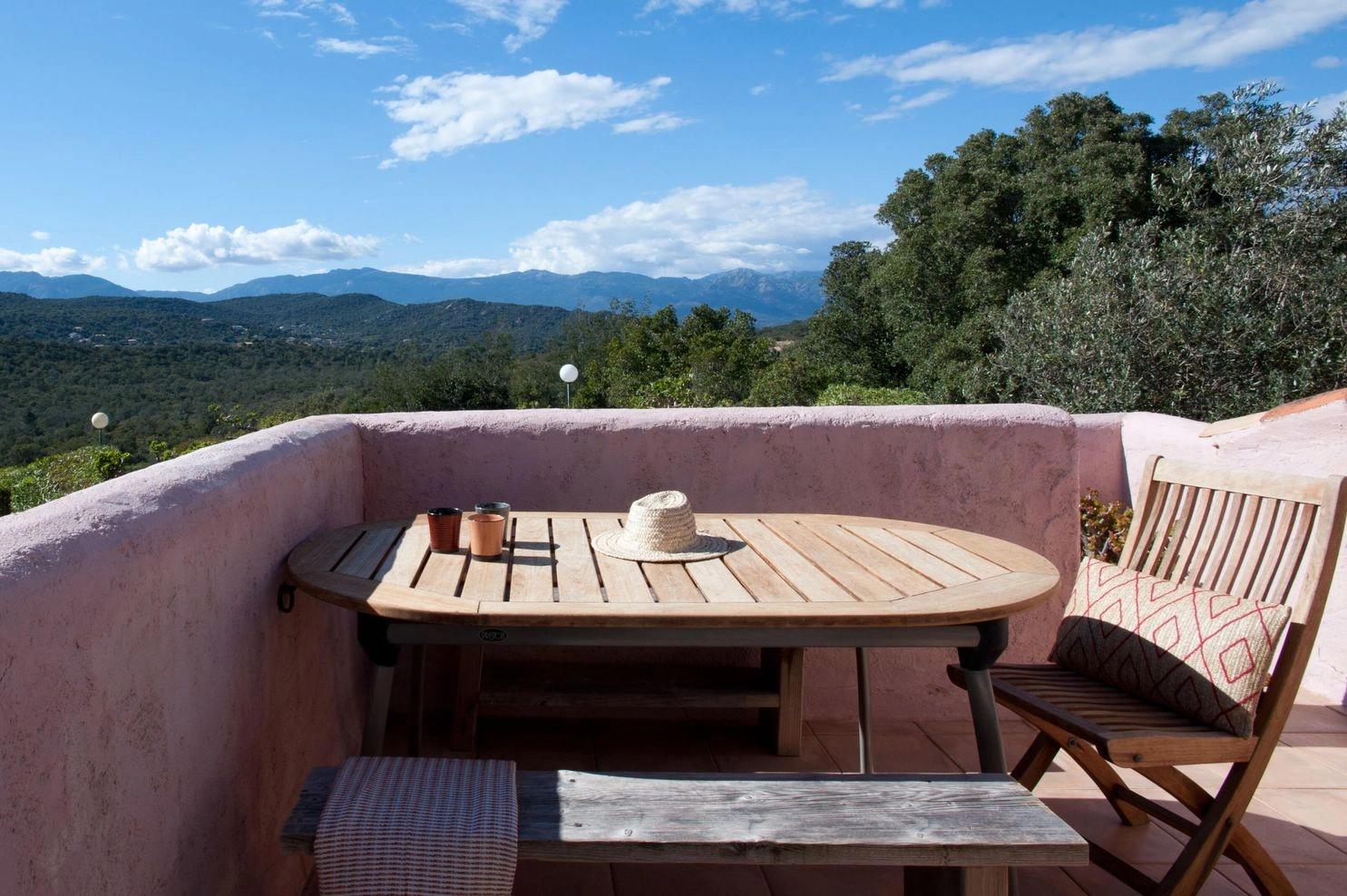 Terrasse vue mer dans nos appartements à louer à Santa Giulia