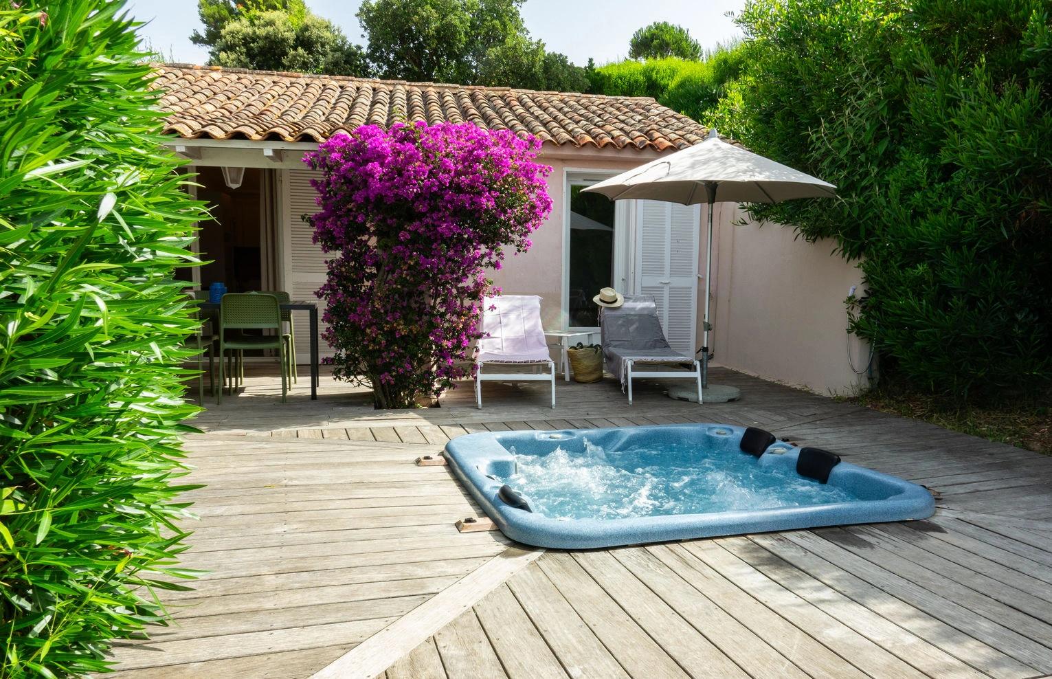 Villa avec jacuzzi extérieur à louer pour vos vacances à Santa Giulia