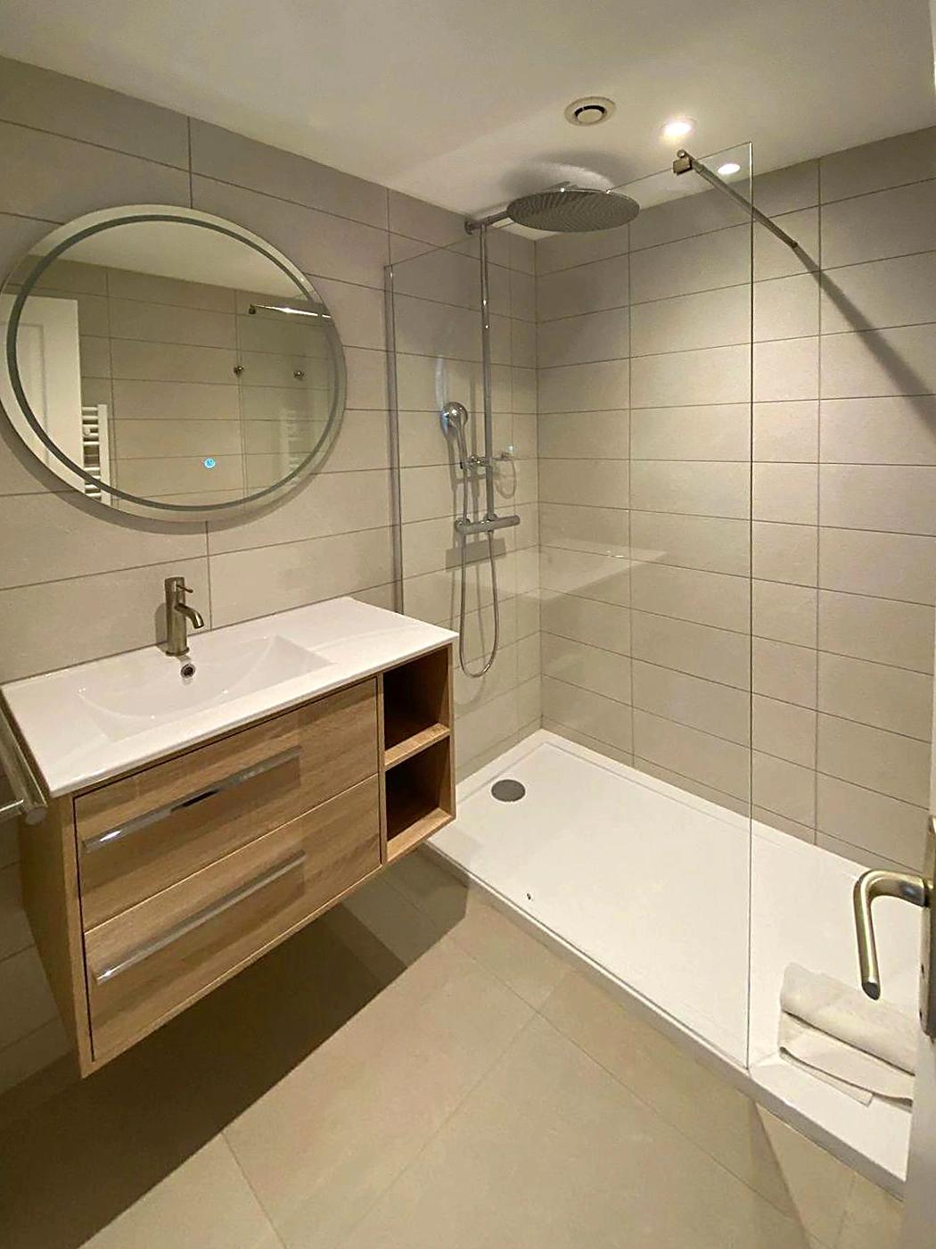 Salle de bain spacieuse dans nos villas supérieures à louer à Santa Giulia