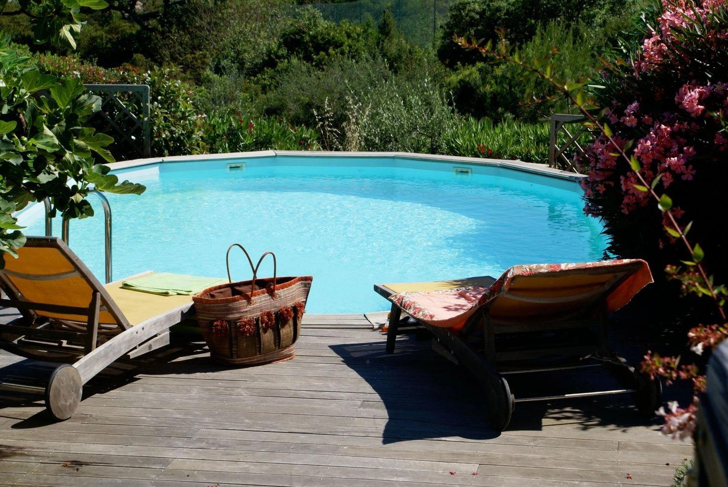 Piscine privée dans nos grandes maisons de vacances à Santa Giulia