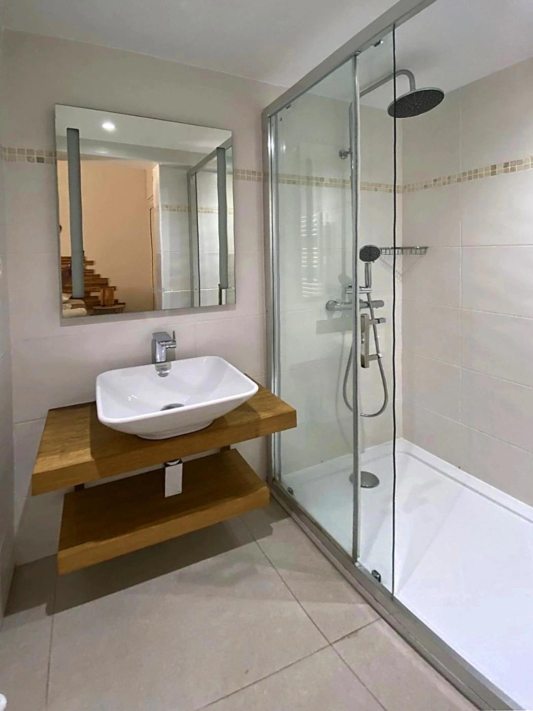 Belle salle de bain dans nos villa s à louer à Santa Giulia
