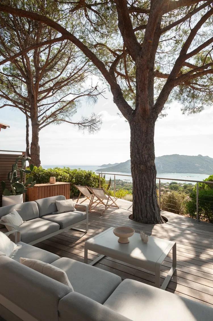 Grande terrasse vue mer dans nos grandes maisons à Santa Giulia