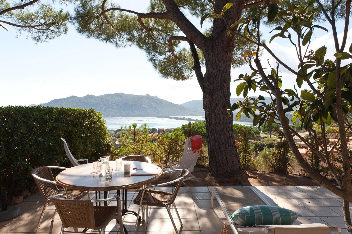 Terrasse avec vue mer dans nos villas de vacances à louer à Santa Giulia