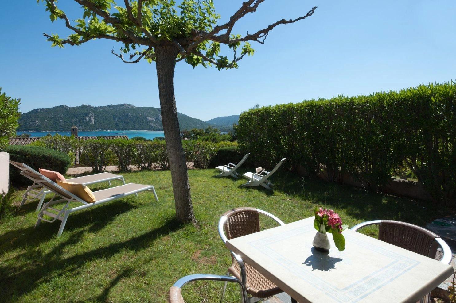 Grande terrasse ensoleillée dans nos villas à louer à Santa Giulia