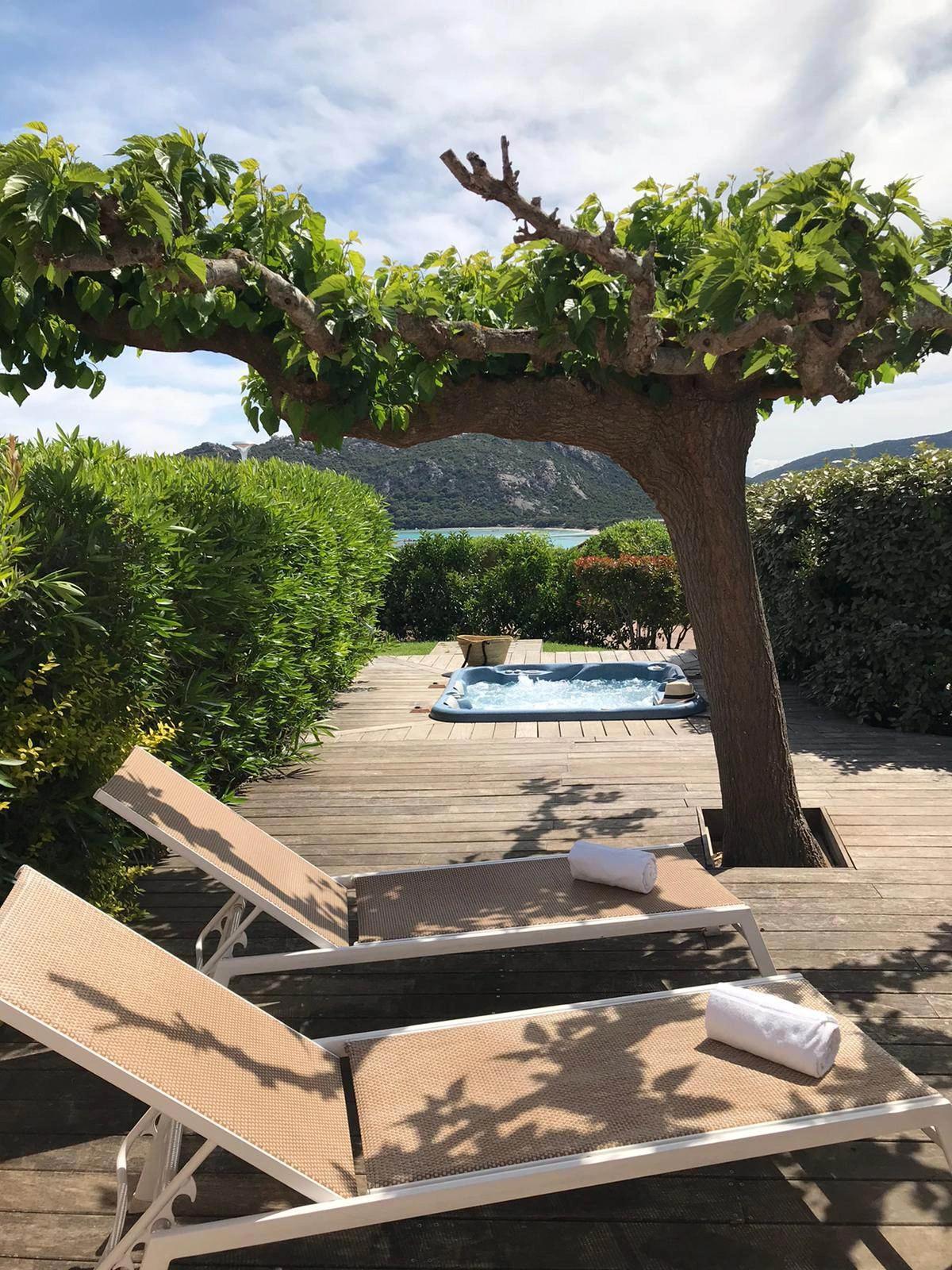Grande terrasse avec bain à remous dans nos villas à louer à Santa Giulia