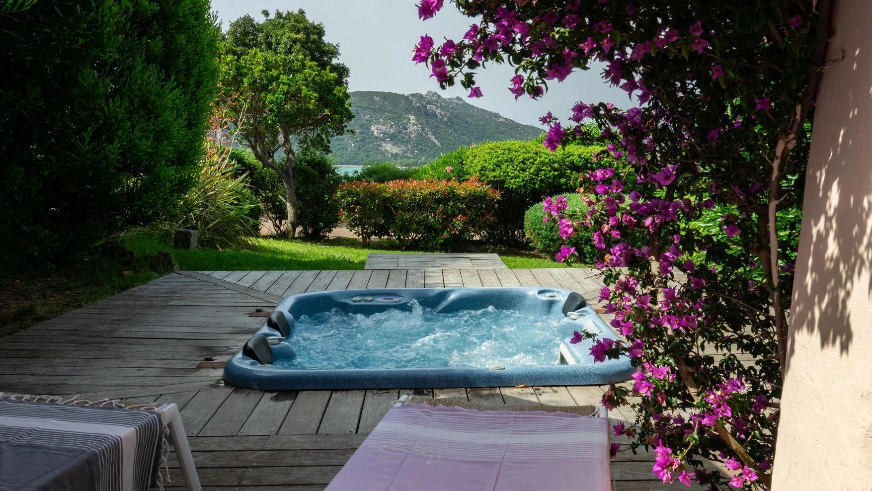 Villa avec jacuzzi à louer pour vos vacances à Santa Giulia