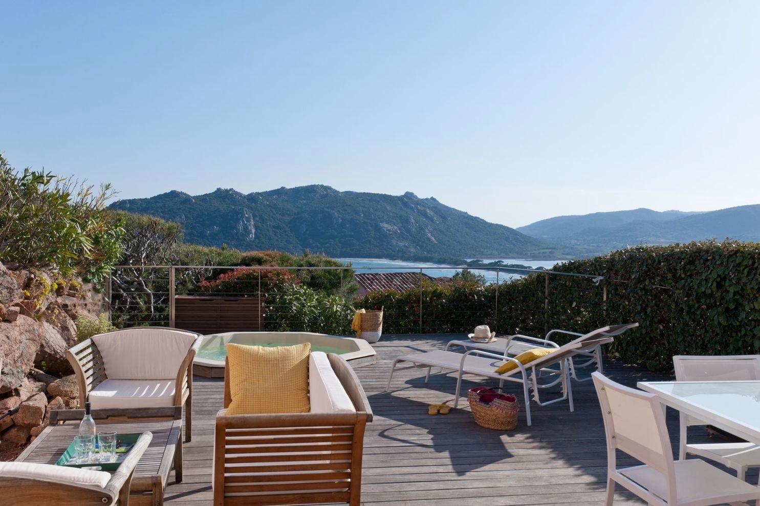 Grande terrasse en teck dans nos villas spa avec vue mer à Santa Giulia