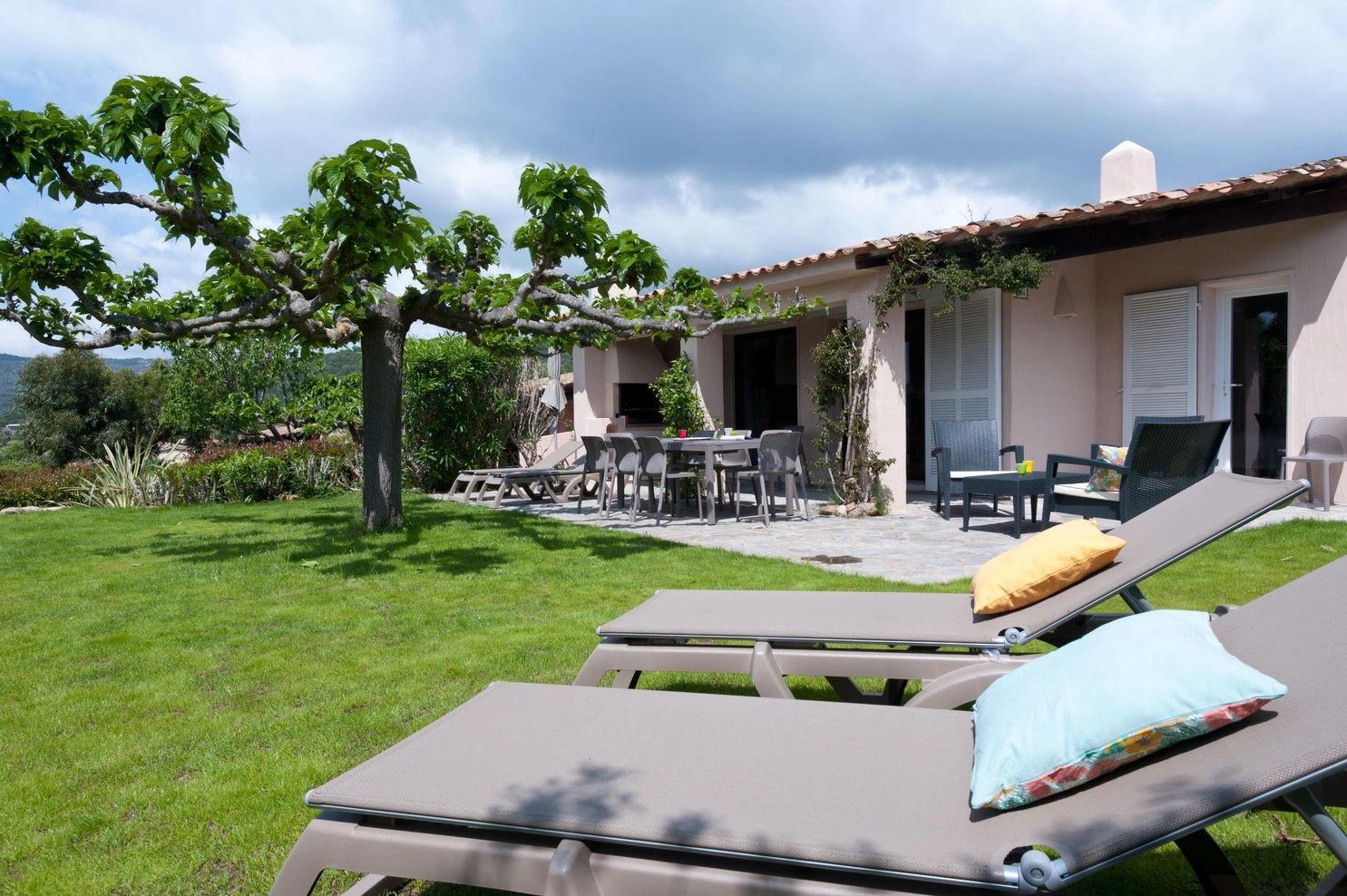 Grand jardin dans nos villas de vacances à Santa Giulia