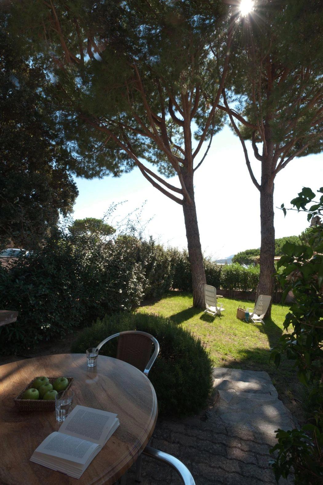 Le jardin de nos appartements à louer à Santa Giulia