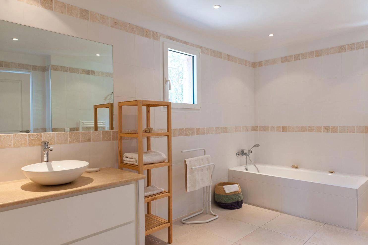 Grande salle de bain dans nos maisons à louer à Porto-Vecchio