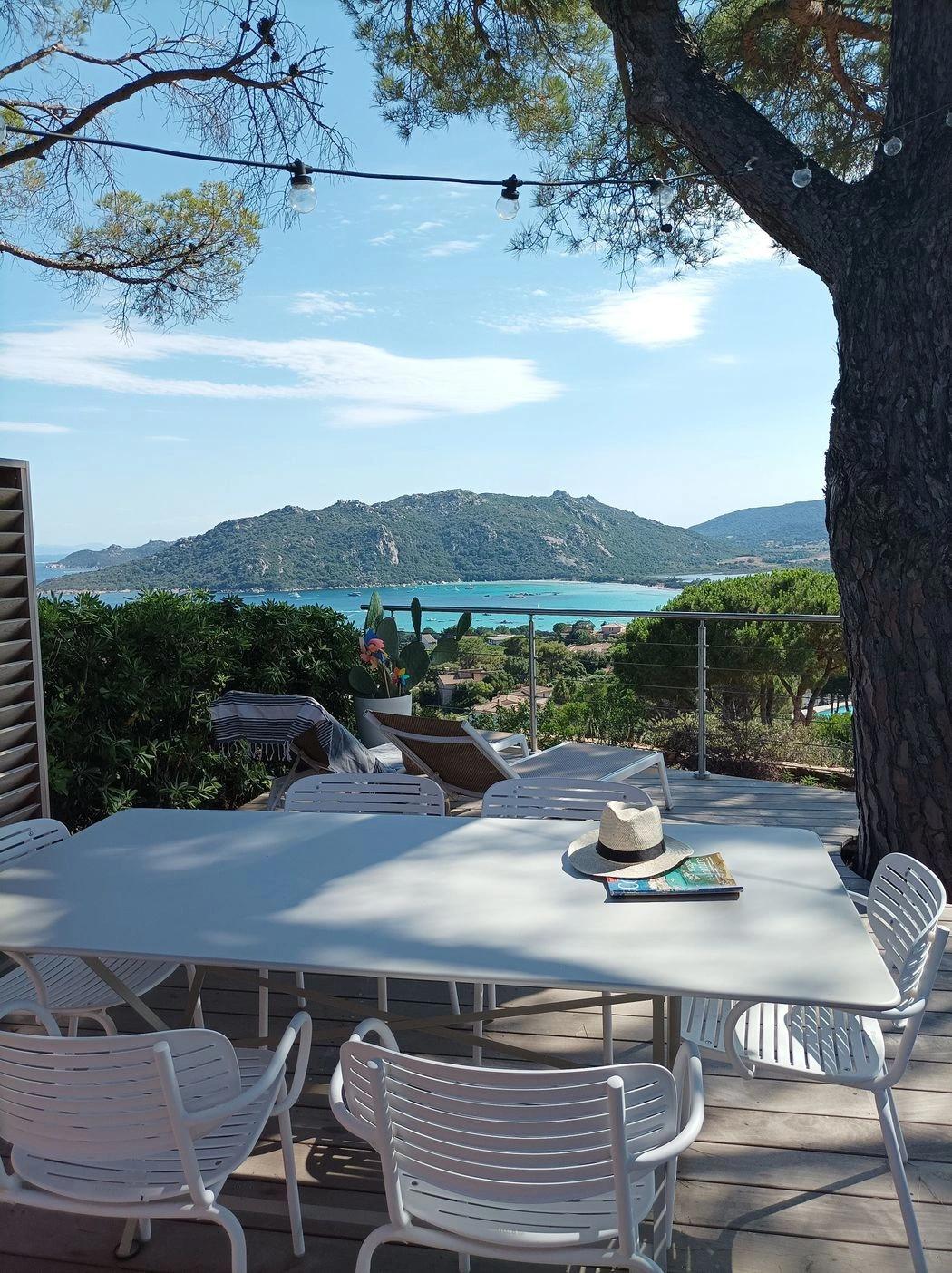 Grande terrasse avec vue panoramique dans nos maisons de vacances à louer à Santa Giulia