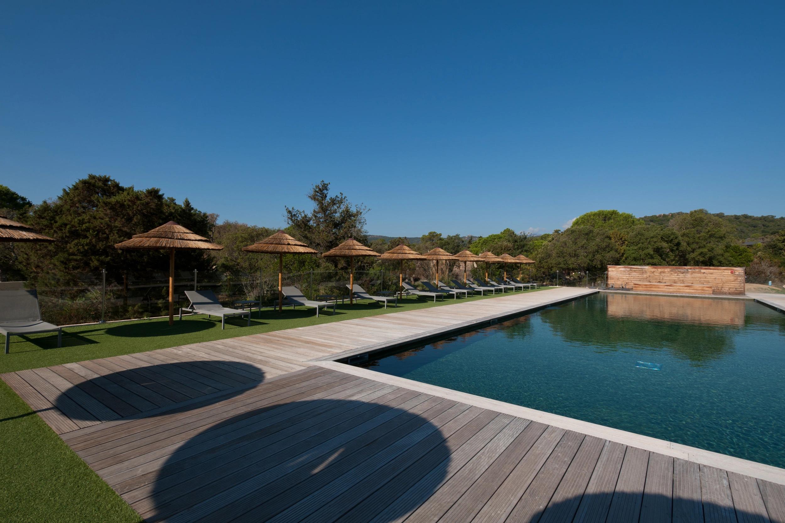 Large piscine à disposition dans nos locations de vacances à Santa Giulia