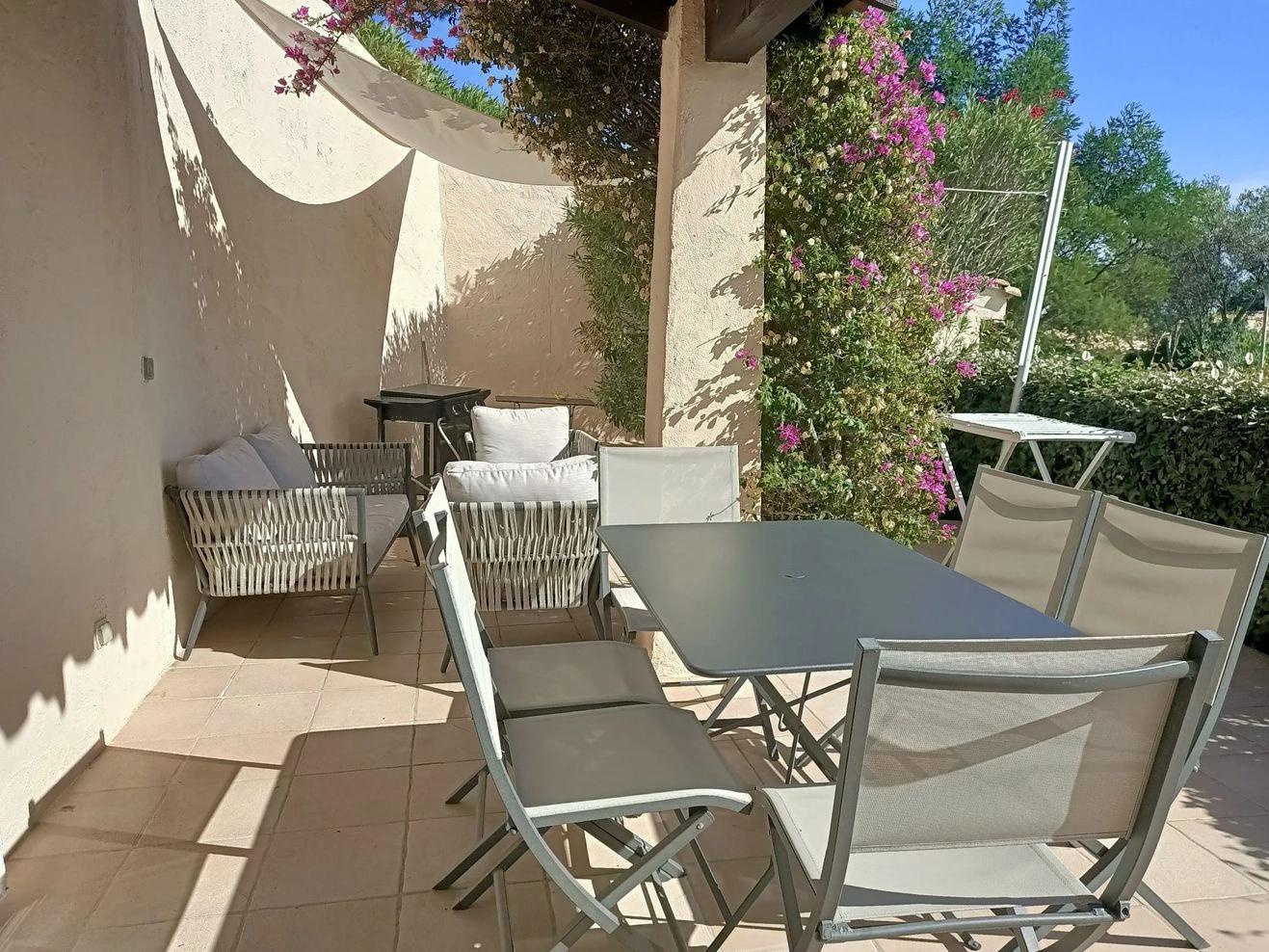 Terrasse avec vue mer à Santa Giulia