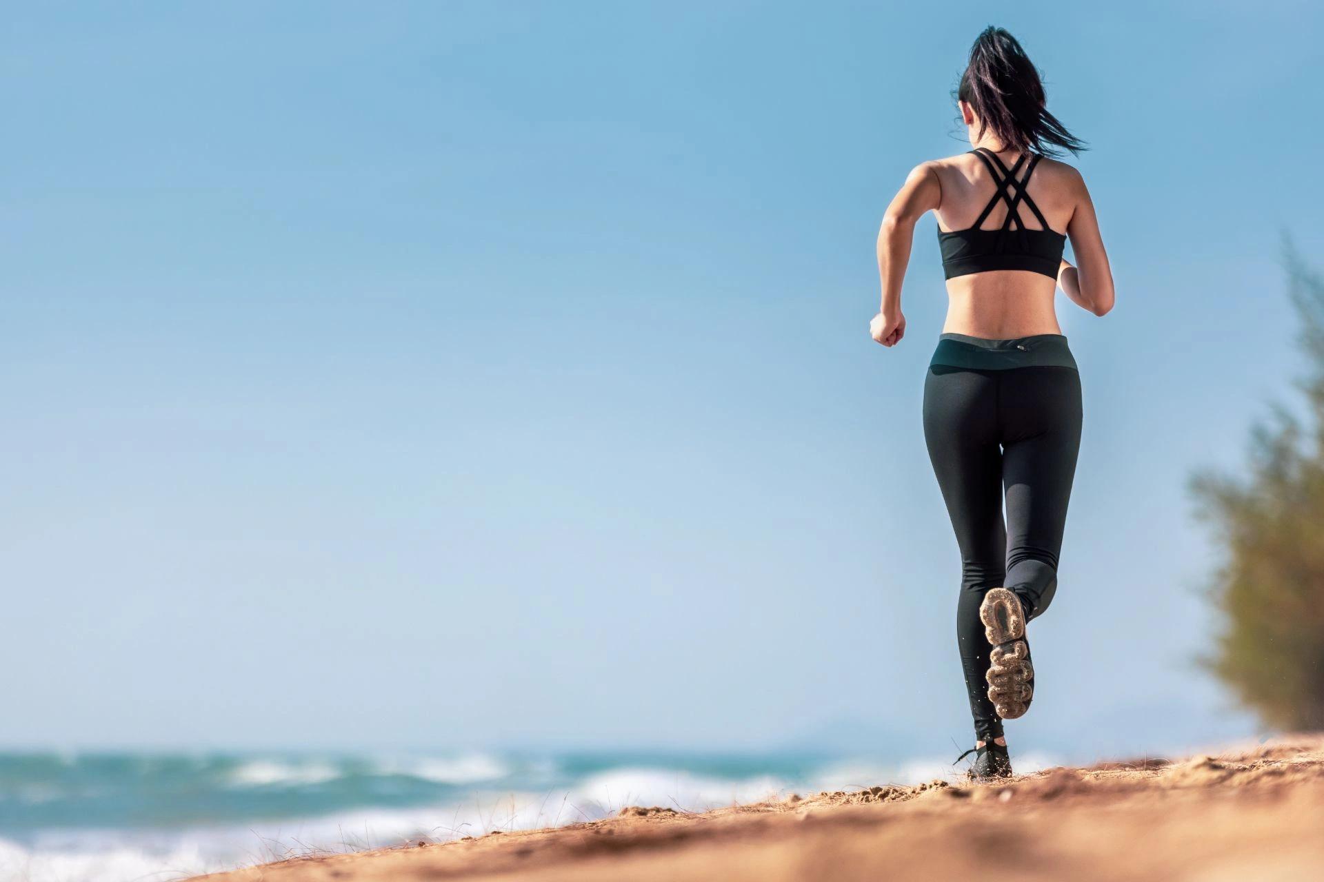 Courir sur la plage de Santa Giulia