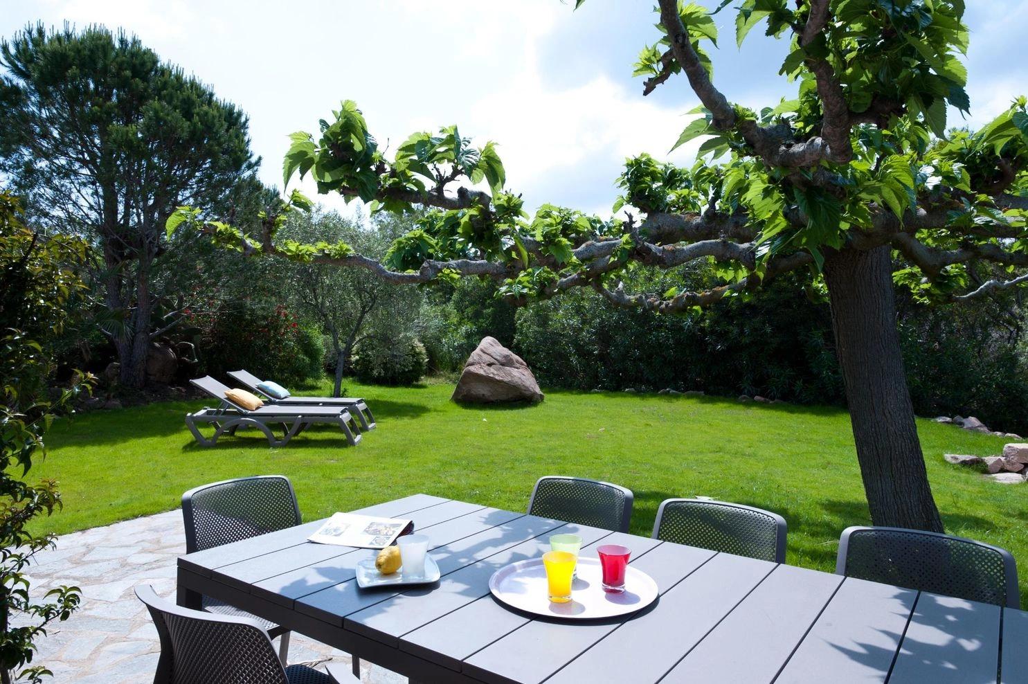 Le jardin spacieux de nos villas à Santa Giulia