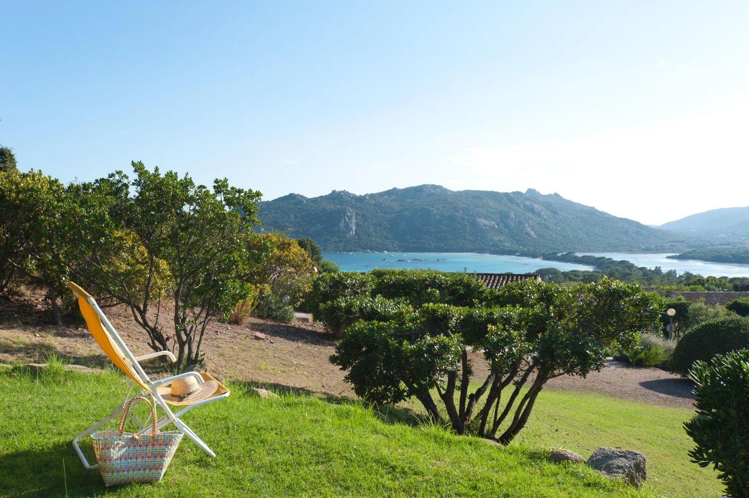 Jardin avec vue mer dans nos villas à louer à Santa Giulia